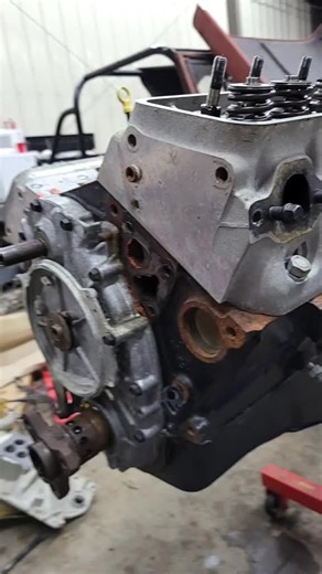 #fyp#foryoupage#lt1#chevrolet#enginetiktok#engine#schooling#fyi#mechanic#engines#motor#chevy#camswap#carparts#learn#clutch#smallblock#carburetor#build