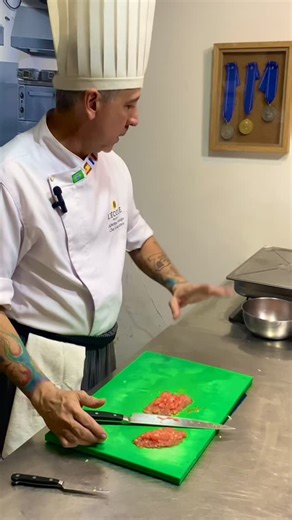 Chef Albertino on Instagram: "🔪 Concassé: técnica de base para mise en place e preparo profissional. No vídeo, demonstro a execução correta do corte concassé fino— método clássico da cozinha francesa utilizado em diversos preparos, usando tomates sem pele e sem sementes. ⠀ Essa técnica, quando executada com precisão, aumenta a produtividade, padroniza a apresentação e agiliza o fluxo de produção em cozinhas profissionais. ⠀ 🍅 O domínio do corte correto melhora o rendimento, evita desperdícios 