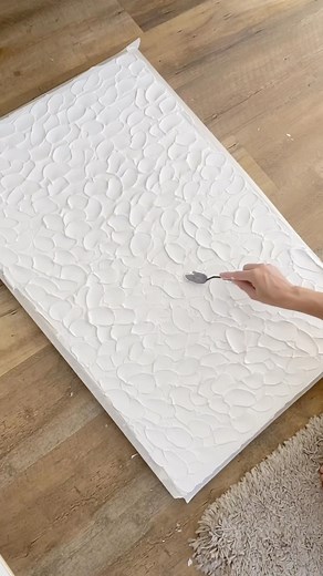 Orlanda Bettison on Instagram: "🙋🏼‍♀️Question & Answer: •What paste do you use? Depending on the artwork I switch up my ratios and ingredients for my paste. Generally I use plaster joint compound, acrylic paint, texture paste or modeling paste, and sometimes gesso or impasto medium. •Do you get cracks? Yes, I think all texture artists do. I do in particular because I live by the sea the salt air pulls the moisture out of my artworks. I do all I can to minimize cracking including slowing the dr