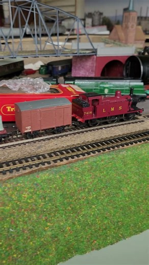 OO Hornby 0-6-0 Jinty LMS 7414 with a short goods #ooscale #hobby
