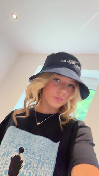 zoe (@zoe.malcolmxx)’s videos with Hello - Oasis