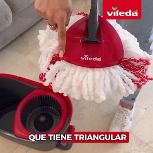 Con el pedal escurres más fácil y regulas la humedad. El cabezal triangular llega a todos los rincones. La rotación 360º facilita limpiar bajo los muebles y con el cubo innovador evitas salpicaduras: Sobran razones para pasarse a la Turbo Limpieza. Más info en https://www.vileda.es/productos/sistema-turbo #Vileda #ViledaTurbo #LimpiezaSinEsfuerzo #HogarBrillante #TurboLimpieza #AdiosFregona #ViledaLovers #LimpiezaEficiente | Vileda España