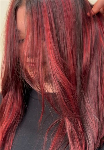 Red highlights anyone? ♥️ Ngl, adding bold colors to highlights so they blend with natural colors is my favorite thing to do with vivids! 🎨 I LOVE taking what could be the same look everyone else goes for - but mixing it up and instead of going blonde or brown YOU GO RED. And like a deliberate red. Or a pink! Or green! Or even rainbow! 🌈 Possibilities are ENDLESS 🌎 But you get to express your self and style while still having professional looking grow outs and gorgeous true to tone fading 😙�