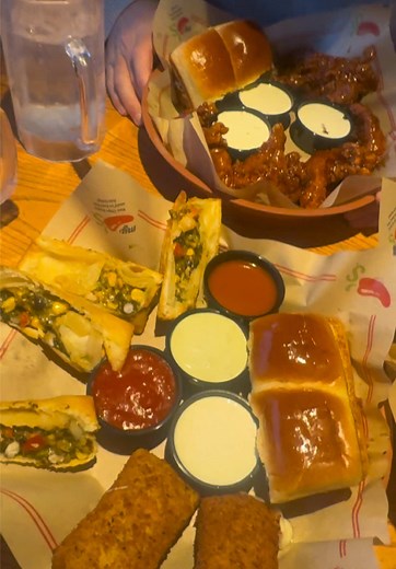 I can’t emphasize enough that we literally met one hour prior to this #hinge #dating #single #chilistripledipper @Pizzawithpals