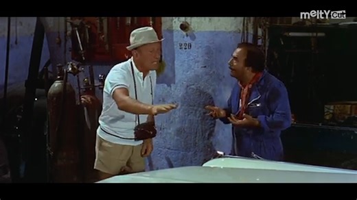 Quand Bourvil et De Funès prennent la route, c’est le chaos assuré… et des fous rires garantis ! – Extrait du film Le Corniaud (1965) ! Lors du tournage de la célèbre scène où la Rolls-Royce de Bourvil est littéralement réduite en miettes, Gérard Oury (le réalisateur) tenait à un effet de surprise : il n’a pas prévenu Bourvil de l’ampleur des dégâts prévus sur la voiture. Résultat, l’acteur découvre en direct l’ampleur du carnage, ce qui donne à sa réaction une sincérité totale… et irrésistible 