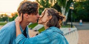 How To Kiss A Guy So He'll Never Forget You