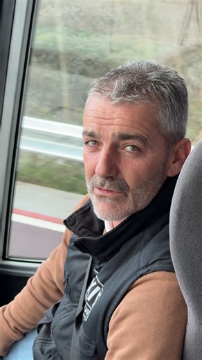 🚨 Esto suspende a MÁS gente de lo que imaginas Y no, no es un stop ni un semáforo… Es algo que haces sin darte cuenta 😬 👉 No mirar bien los retrovisores antes de maniobrar. La DGT lo considera falta grave. Resultado: suspenso directo. En Autoescuela Exit no te enseñamos solo a conducir. Te enseñamos a aprobar el examen práctico como lo espera el examinador. Y eso… se nota 😉 | Autoescuela EXIT