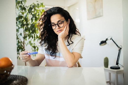 Comment interpréter un test de grossesse avec une ligne très pâle presque invisible ?