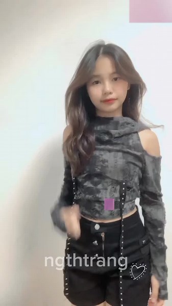 hm... Chuyện là hôm nay là tròn 910 ngày tính từ lúc tớ Fan Trân đến nay. Tớ luôn tự hào vì là một trong những bạn Fan đời đầu của Trân, theo dõi Trân được hơn 2 năm. Nhưng hôm nay, tớ nghĩ cần nói một lời chính thức với mọi người. Tớ xin phép được dừng lại ở đây, tớ sẽ không đu Trân nữa. Không đu không có nghĩa là không còn Fan Trân, chỉ là không đăng video nữa. Tớ mong các bạn Fan khác, những người còn ở lại, những thế hệ Fan Trân tiếp theo sẽ luôn yêu thương và ủng hộ Trân dù cậu ấy có lựa ch