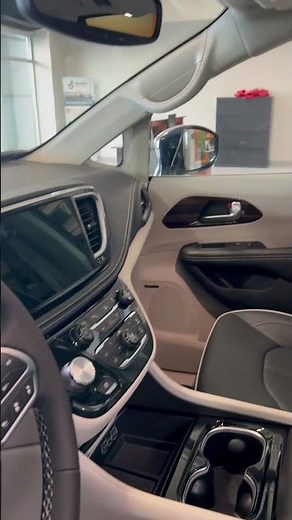 2023 Chrysler Pacifica Hybrid: Walk Around