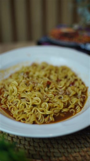 Indomie Nyemek ala Jogja rasa rendang, kuahnya nyemek, legit gurih dan nendang. Cobain juga yuk!