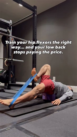 THE MUSCLE & MOBILITY MAKER on Instagram: "Lower back pain doesn’t usually come from a “weak core.” More often, it comes from hips that don’t know how to pull and push at the same time. This drill trains exactly that. Lie on your back with a yoga block supporting your sacrum Band around your feet Legs long, heels lightly touching the floor Shoulder blades rolled down and back Ribs stacked over your pelvis, head relaxed on the mat Keep one leg fully extended, pressing the heel into the floor as i