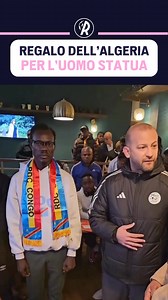 Salito alle luci della ribalta pochi giorni fa, il famoso Lumumba ha ricevuto un regalo direttamente dallo staff dell’Algeria 🎁 Michel Mbolandinga, meglio conosciuto come Lumumba, è un tifoso della Repubblica Democratica del Congo che ha vissuto tutta la partita contro l’Algeria immobile, come una statua, per imitare Patrice Lumumba, ex primo ministro congolese 🇨🇩 A fine partita, dopo la vittoria dell’Algeria, il tifoso non solo è scoppiato in lacrime, ma è stato sollevato e portato via dagli