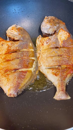 Frying these delicious pompano fish for dinner tonight! #friedfish #pompano #fishlover #fishtok #asianfood #homemade #simplerecipe #easyrecipe #homecooking #seafood #deliciousfood #yummy