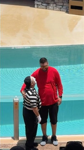 He couldn’t believe it 😱 Tom the mime Seaworld #seaworldmime #tomthemime #funny #comedy