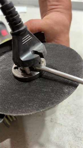 Use a Grinder Plug to Remove a Stuck Angle Grinder Disc!