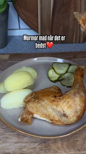 Grill kylling med brun sovs, kartofler og agurksalat - en dansk klassiker, der smager af søndag og barndommen. Jeg lavede kyllingen i airfreyeren - fordi jeg elsker det sprøde skind, og det får man bare ikke på samme måde, når man steger den i en gryde. Det her er mormor mad med en sprød opdatering❤️ Opskriften er til 4 personer Tid: lidt over 60 min Sværhedsgrad: nem Ingredienser: Kylling: 1 hel kylling (ca 1400 gram) Frisk timian 2 spsk smeltet smør 1 stilk rosmarin Salt og peber 1 hønse eller
