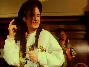 DO YOU REALLY WANT TO HURT ME - CULTURE CLUB Canción de 1982 de la banda británica Culture Club. Escrita por Roy Hay, Boy George, Mikey Craig y Jon Moss para el álbum debut Kissing To Be Clever y lanzada como sencillo junto a la versión Dub y junto al tema Love Is Cold ( You Were Never No Good ). Éxito mundial, llegó al número 1 en el Reino Unido y al número 2 en Estados Unidos. | The songs of my life