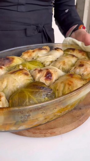 Gołąbki pieczone w piekarniku Składniki ： duża kapusta, 600 g mielonego wieprzowego mięsa ( szynka, łopatka) 150 #Gotowanie #Kuchnia #PrzepisyKulinarne #SmacznePrzepisy #KulinarnyŚwiat #PrzepisyNaŚniadanie #PrzepisyNaObiad #PrzepisyNaKolację #PrzepisyNaDeser #PrzepisyWegetariańskie #PrzepisyWegańskie #cooking #food #fyp #reels #foryou | Ewa Masterchef Przepisy