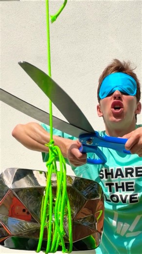 DON'T cut the WRONG string!! ✂️ (PLAY BUTTON RUINED)