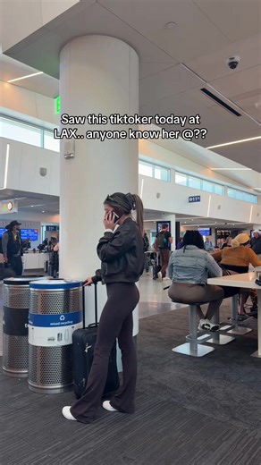 People kept going up to her asking to take selfies but I have no clue who she is someone help me out they said she’s an influencer? #influencersinthewild #celebritysighting #influencersbelike #influencer #losangelescounty