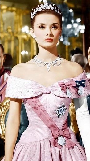 The Royal Grace of Audrey Hepburn 👑✨ — A Moment of Pure Elegance #ClassicHollywood #TimelessBeauty