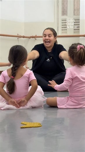 1.5K views · 17 reactions | � No Baby Class, as crianças aprendem de forma lúdica e divertida: reforçam a contagem em português e inglês, desenvolvem agilidade, autonomia e consciência corporal, sempre com a magia do ballet �� | Ballet Dalal Achcar | Facebook