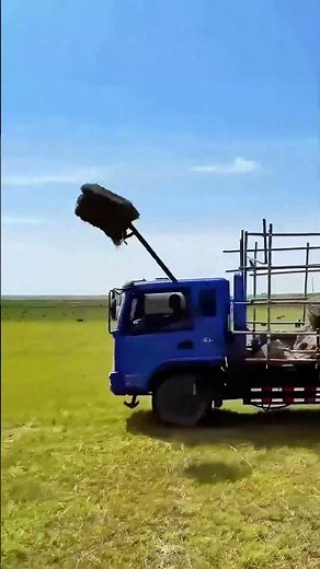The "Mover" on the Grassland: How a Truck Efficiently Picks Up Hay Bales