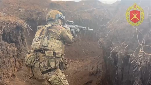 俄军第4旅突击部队继续积极执行清除敌军掩体的任务。士兵们有条不紊协调一致地开展解放领土的行动。各部队运用基于精确侦察和作战协调的战术并采用现代化手段压制敌方火力