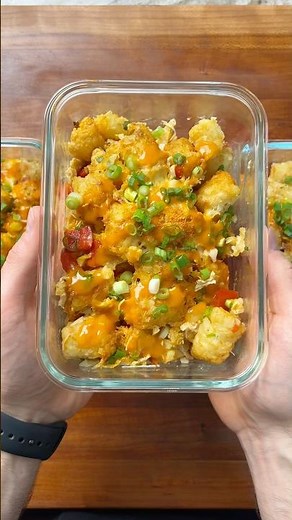 Buffalo Chicken Tater Tot Casserole (643 Cals) #macrofriendly #mealprep