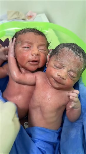 Twins first bath 😍 #newbornbaby