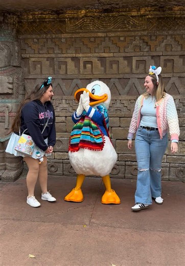 #disneyworld #disneycharacters #dance #cantstopthefeeling #disneyadult | disney characters dancing