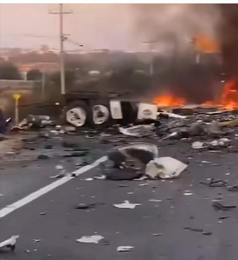 #AlertaVial Carretera Federal 45 cerrada por fuerte accidente entre dos tráilers 🚛💥🚛 Al altura de la comunidad El Espejo se encuentra cerrada al paso vehícular debido a un fuerte accidente entre dos trailers. Según la información preliminar un trailer que conducía de Irapuato a Silao dañó la barra de contención central y brincó a la circulación opuesta, esto provocó el choque de frente. | KAOS Policiaco y Politico Ags