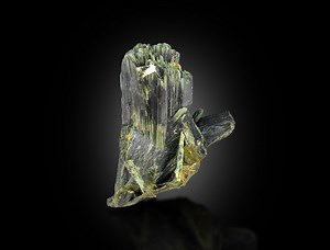 14g Aegirine Crystal • Natural Mineral Specimen • Sapary Mine, Gilgit Baltistan, Pakistan • Collector Display - Etsy UK