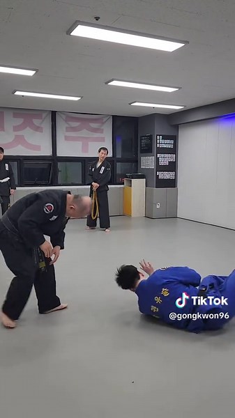 How to Enter Seoi Nage Fast 오늘의 훈련은 무술의 대표적인 투기 기술, 업어치기(Seoi Nage)에 집중합니다. 윤동현 본부장님이 들어가는 각도, 몸을 싣는 타이밍, 상대를 부드럽게 던지는 연결까지 단계별로 보여줍니다. Today’s session focuses on one of the most iconic throws in martial arts — Seoi Nage. Director Yoon breaks down the movement step-by-step: how to enter, how to load the weight, and how to finish the throw smoothly. A good Seoi Nage doesn’t “lift” the opponent — it makes them fall into the throw. Feel the rhythm, control the balance, and let the technique flow. H