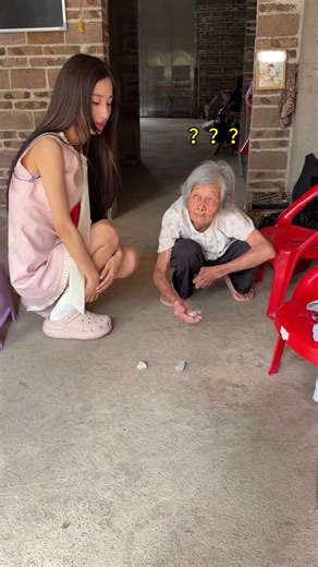 94-year-old grandma teaches me to play pick-up stones ,I repay her with stone disappearing trick