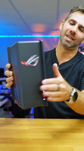 🚀 WiFi 7 ATÉ 2500 Mbps?! Conhece o ASUS ROG Strix GS-BE18000 😱 Se és fã de tecnologia, gaming ou simplesmente queres o melhor desempenho de internet em casa ou no escritório, este router é 🔥 💡 O que faz este router: 👉 WiFi 7 com velocidades até 2500 Mbps ⚡ 👉 7 portas LAN de 2.5G para conexões ultra rápidas 💻 👉 Luzes RGB Aura que dão aquele toque gamer 🌈 👉 Configuração super simples pelo app 📱 👉Game Mode para prioridade de tráfego nos teus jogos 🎮 📍 Testes reais de alcance: 👉 Mesma