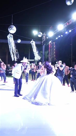 Así fue nuestra entrada a la boda 😍@alondragodoymakeup ❤️. #boda #baile #blanco #mas #vaquero