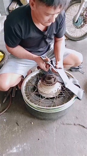 Willer Cawagas on Instagram: "Rim set Tubeless tutorial 👍 Kahit ordinary lang po yung gulong niyo mga idol basta naka rim set po kayo pwede po iyan ipa-tubeless 👍 #willercawagas #tutorial #hilights #viral #everyonefollowers #ridesafe"