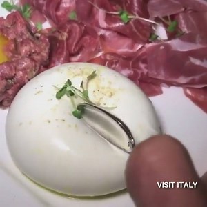 Apulian burrata: a fresh Italian cheese made from mozzarella and cream 🔸 www.visititaly.holiday | Visit Italy