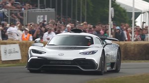 La Mercedes AMG One en action sur un tracé de course en côte