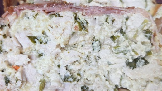 Szaftos, sajtos rakott csirkemell: szalonnaágyon sül