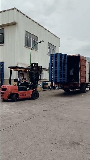 The Perfect Load: Secure Stacking on Plastic Pallets