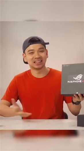 ASUS ROG Phone is back. Dan harganya? 24GB / 1TB tembus Rp21.999.000 😳🔥 Ini bukan HP gaming biasa. Ini level “sultan mode on”. Kadang friksi hidup gamer itu bukan kalah… tapi device nggak bisa ngejar performa. Frame drop, panas, storage penuh — energi yang terbuang sia-sia cuma gara-gara spek nanggung. ROG Phone 9 Pro Edition ini jelas bukan buat semua orang. Desainnya garang. Aksesorinya niat. Speknya? Ya lo tau sendiri… 24GB RAM itu bukan buat buka WA doang. Sekarang pertanyaannya: HP 21 jut