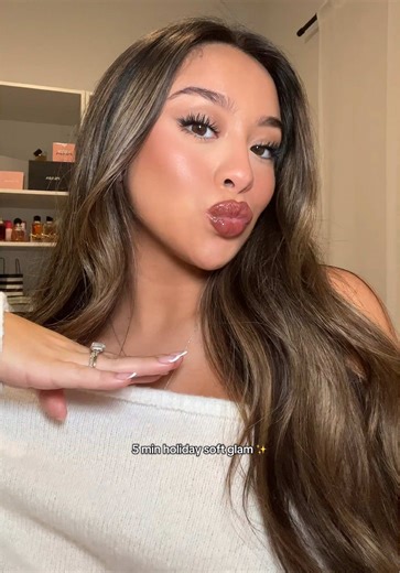 5 min holiday soft glam ✨🫶🏼 @Makeup By Mario moonlight eyeshadow palette @Morphe Cosmetics lip liner (berry cola) @rhode skin lip peptide (espresso) #makeup #holidaymakeup