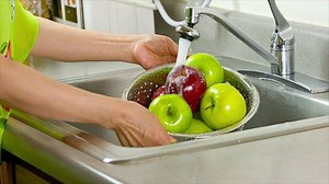Study shows best washing method to remove pesticides on apples