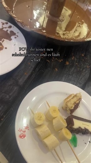 Die eine verliert ihre Banane und die andere is fasziniert als hätte sie noch nie Schokolade gesehn, wir sind so dumm HAHHAHSGS #fy #bremen #allyoucaneat