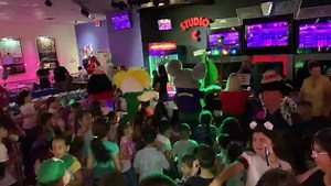 59 reactions · 10 comments | Gracias a todos nuestros invitados que nos visitaron el día de hoy y disfrutaron al ritmo de la #Macarena 殺 en nuestro Disco Kids Mañana los esperamos desde las 10:00 am. | Chuck E. Cheese's Puerto Rico | Facebook