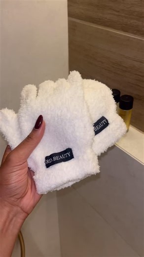 SRD.BEAUTY on Instagram: "Avec SRD.BEAUTY, se démaquiller n’est plus une contrainte mais un plaisir ! Le cadeau de Noël idéal pour ta mère, ta sœur ou même ta cousine, il sera vous séduire. Pourquoi vous allez adorer le gant démaquillant SRD.beauty : • 100% naturel, sans produits chimiques 🌿 • Élimine tout : fond de teint, mascara waterproof, paillettes...✨ • Réutilisable +200 fois♻️ • Ultra doux, même pour les peaux sensibles • Eco-friendly & cruelty-free • Idéal pour voyager, se démaquiller p