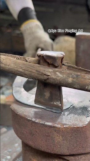 The process of smoothing the iron tip using traditional cutting techniques #blacksmith